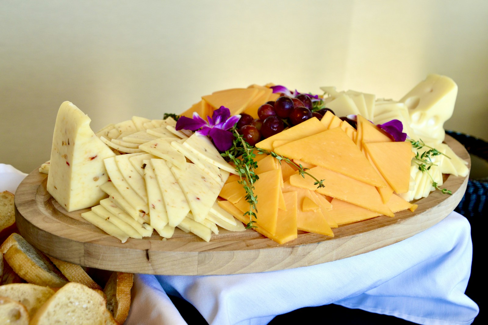 Plateau fromages affinés avec fleurs buffet froid mariage Perpignan Belloria