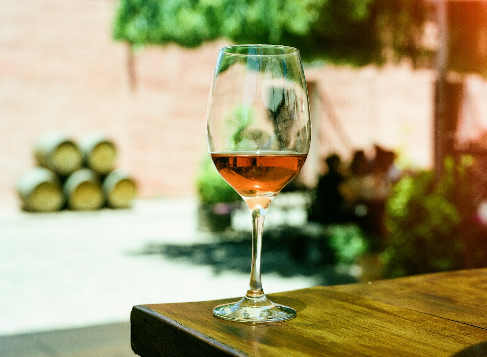 Verre de vin rosé domaine viticole Roussillon mariage Perpignan