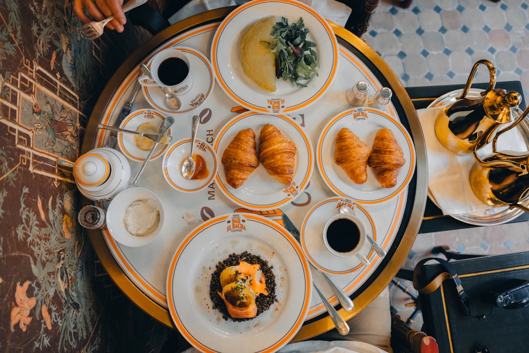 Brunch élégant lendemain de mariage avec viennoiseries et café