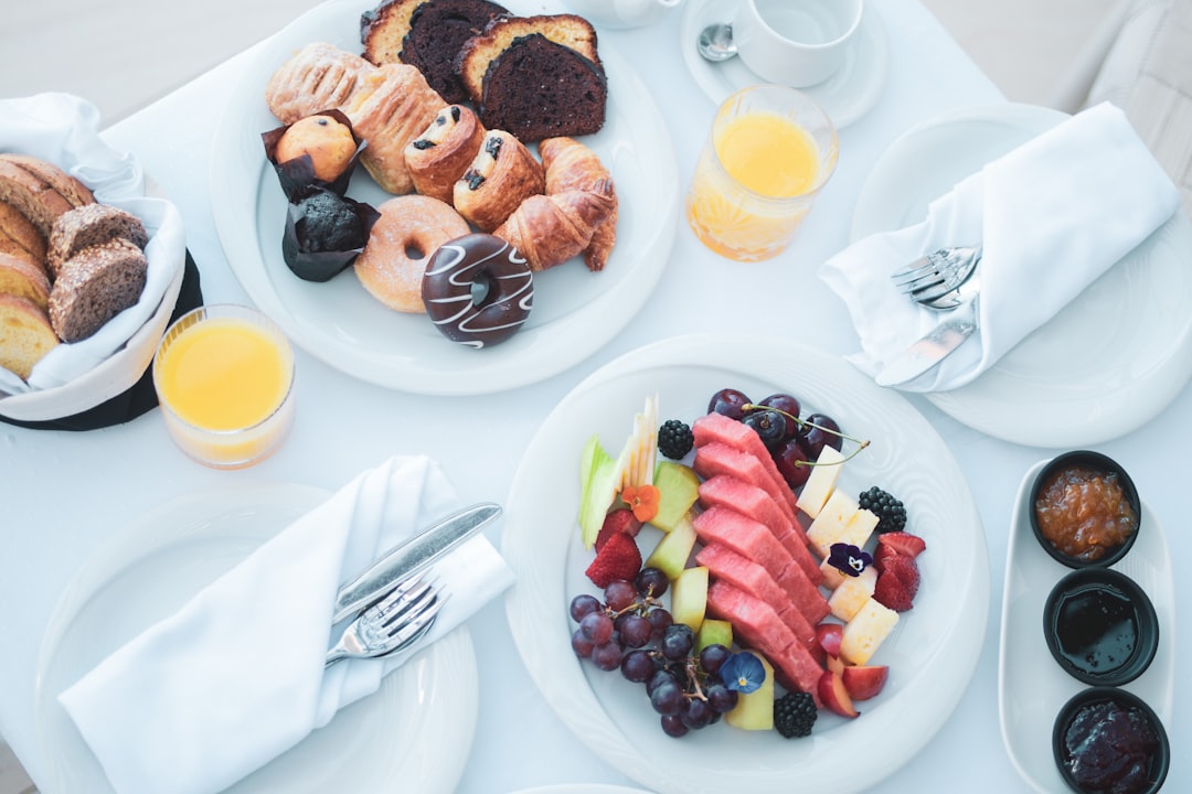 Table brunch mariage avec fruits, fromages et viennoiseries