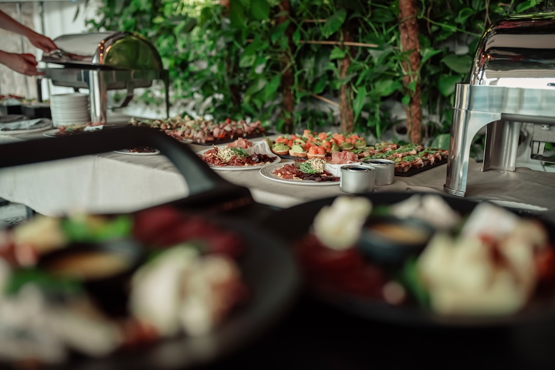 Buffet de mariage élégant avec invités dans les Pyrénées-Orientales