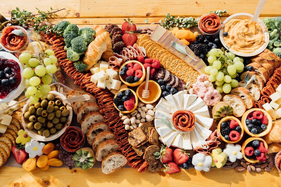 Plateau grazing table mariage avec charcuteries et fromages