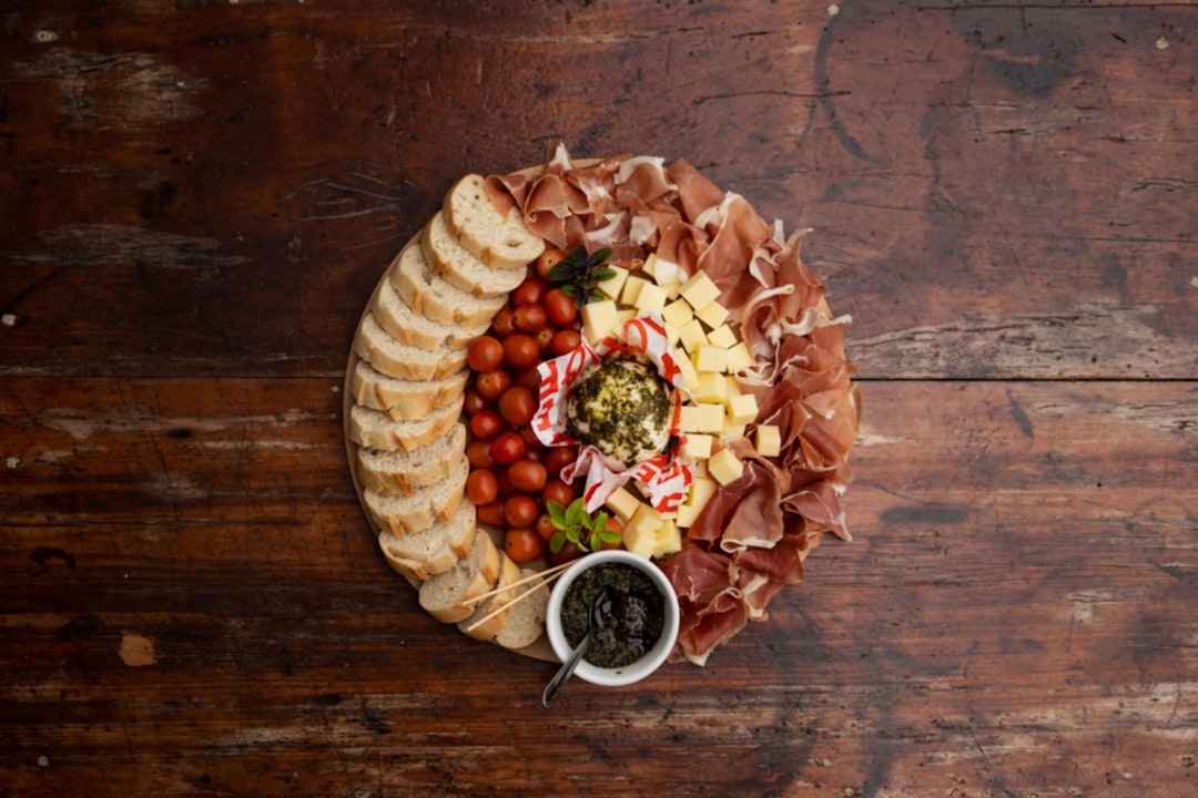 Grazing table dressée avec soin pour un mariage dans les PO