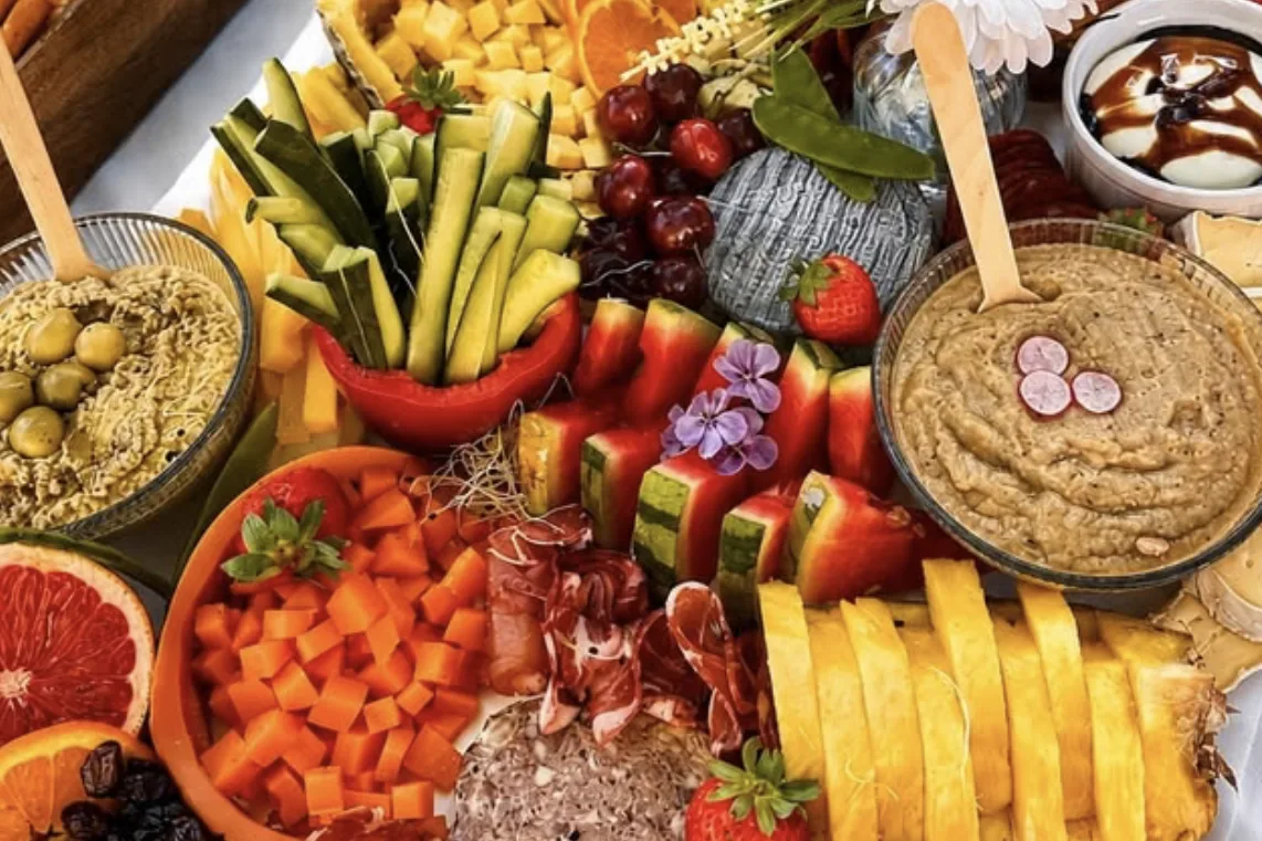 Détail d’un buffet Belloria avec fruits, légumes et houmous