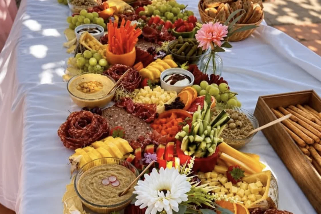 Grazing table Belloria garnie de fromages, fruits et tartinables