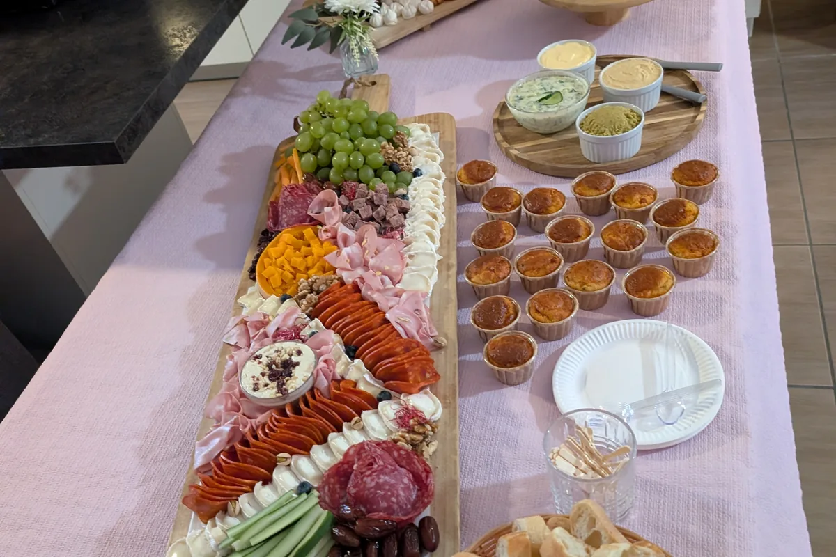 Cocktail Belloria avec planches, tartinables et bouchées