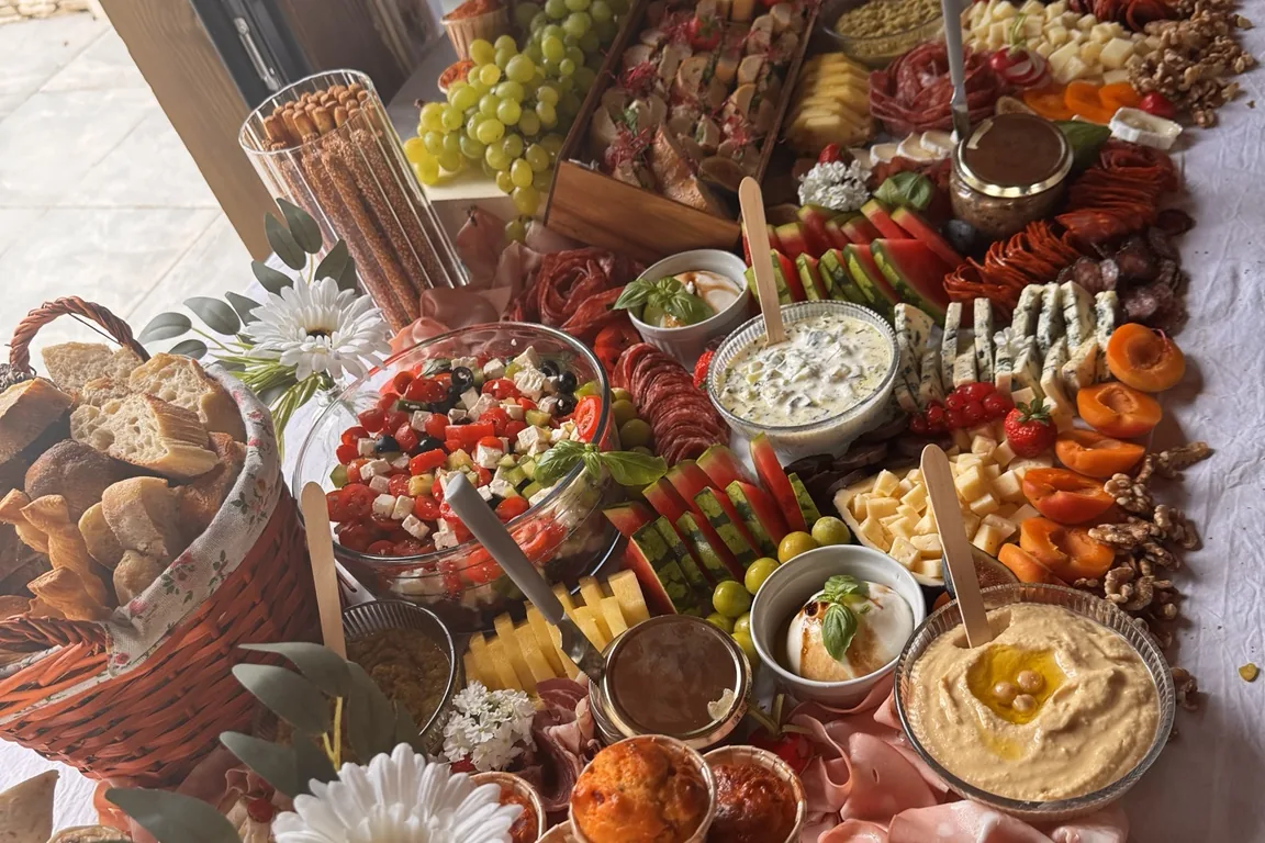 Buffet Belloria avec charcuteries, fruits et tartinables