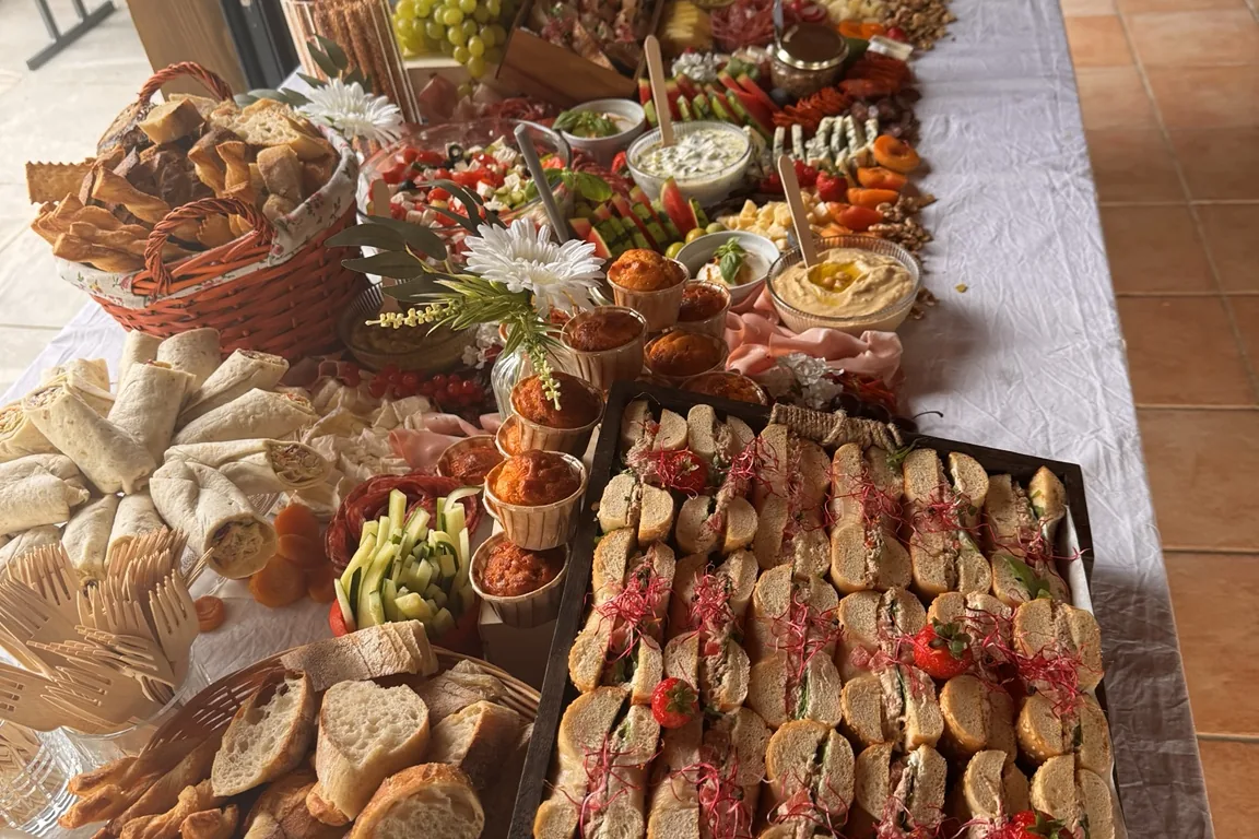 Buffet froid Belloria avec bouchées, fromages et tartinables
