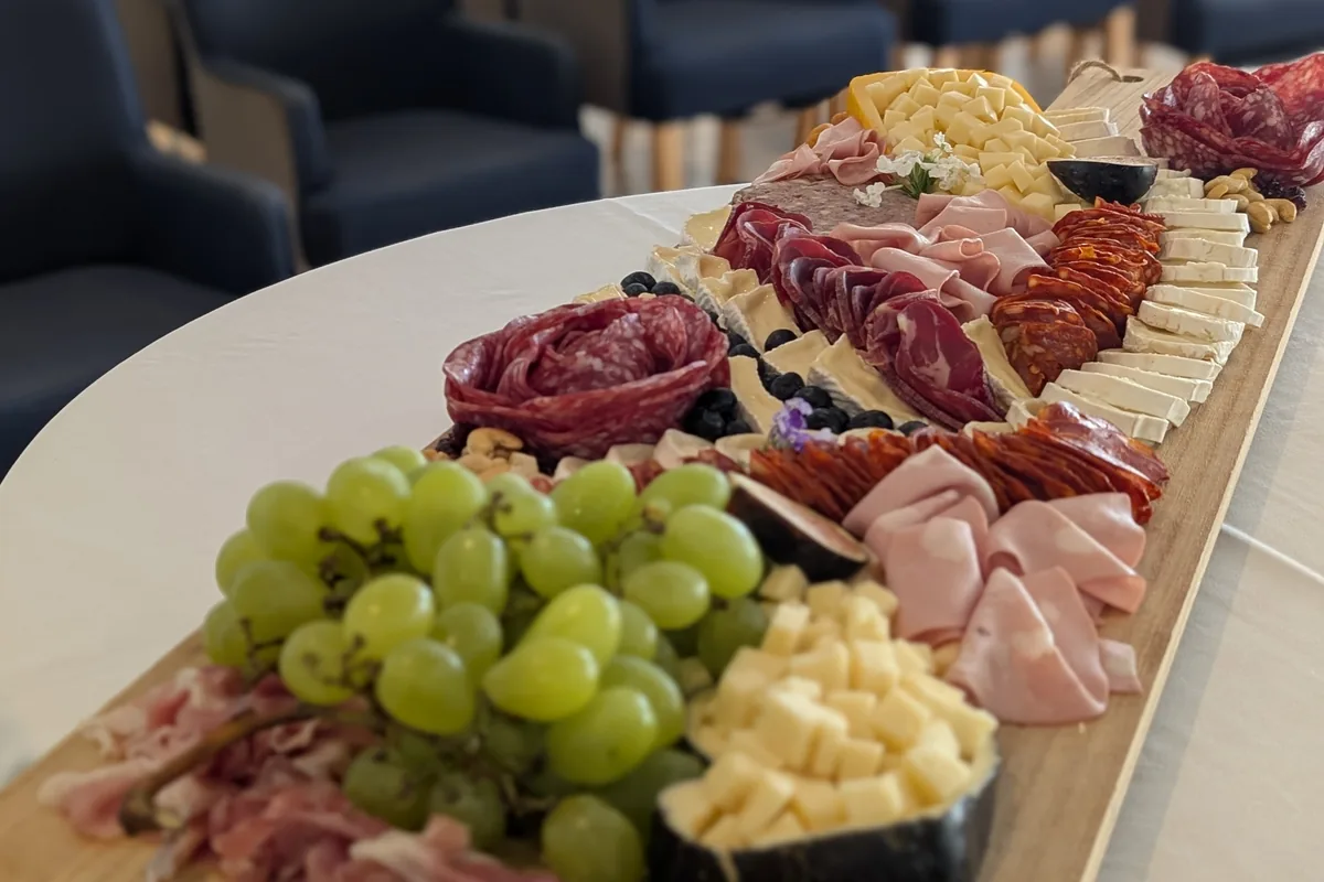 Planche Belloria de charcuteries, fromages et raisins
