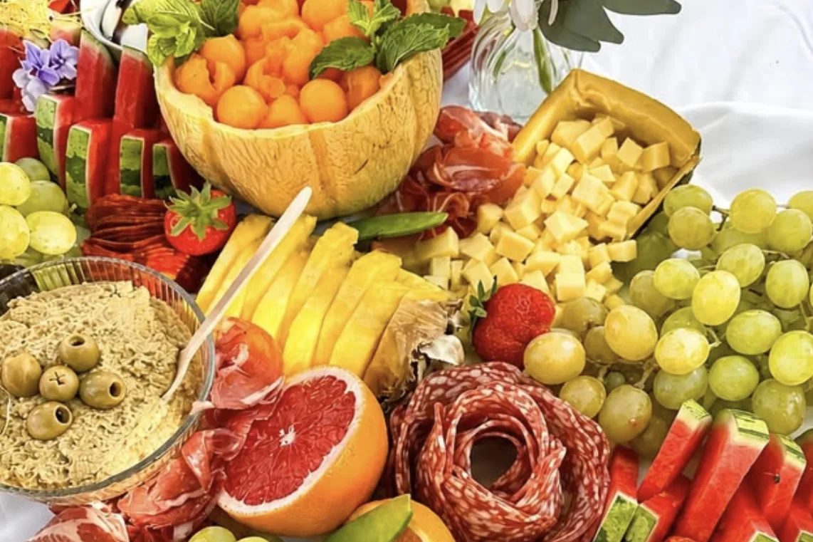 Buffet Belloria coloré avec fruits, raisins et charcuteries