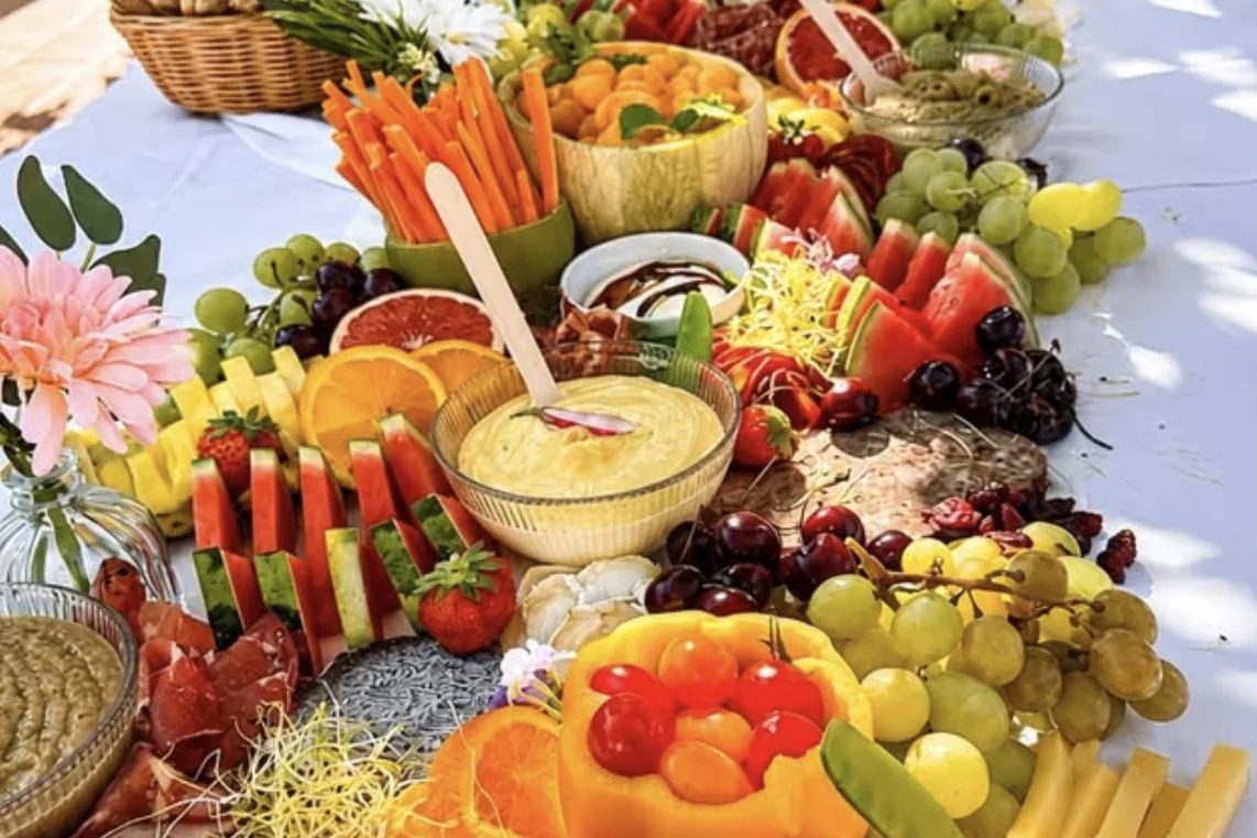 Buffet Belloria de fruits, fromages et légumes croquants